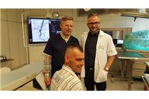 Doktorzy Maciej Miś i Marcin Miś z pacjentem Tomaszem Sieradzkim Doktorzy Maciej Miś i Marcin Miś z pacjentem Tomaszem Sieradzkim