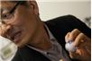 Prof. Liu pokazuje działanie bionicznego oka na przykładzie zabawki