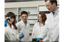 Na zdjęciu prof. Zhuang (pierwszy z lewej) razem z asystentami Na zdjęciu prof. Zhuang (pierwszy z lewej) razem z asystentami
